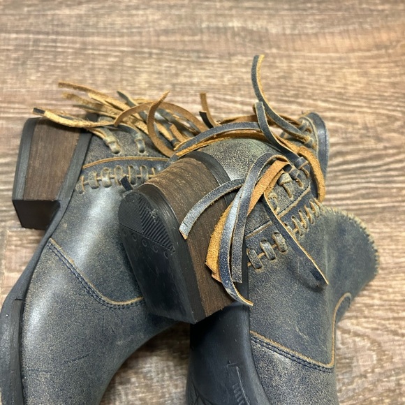 Circle G 6.5 excellent condition round toed fringe booties! Great faded blue - Picture 3 of 11